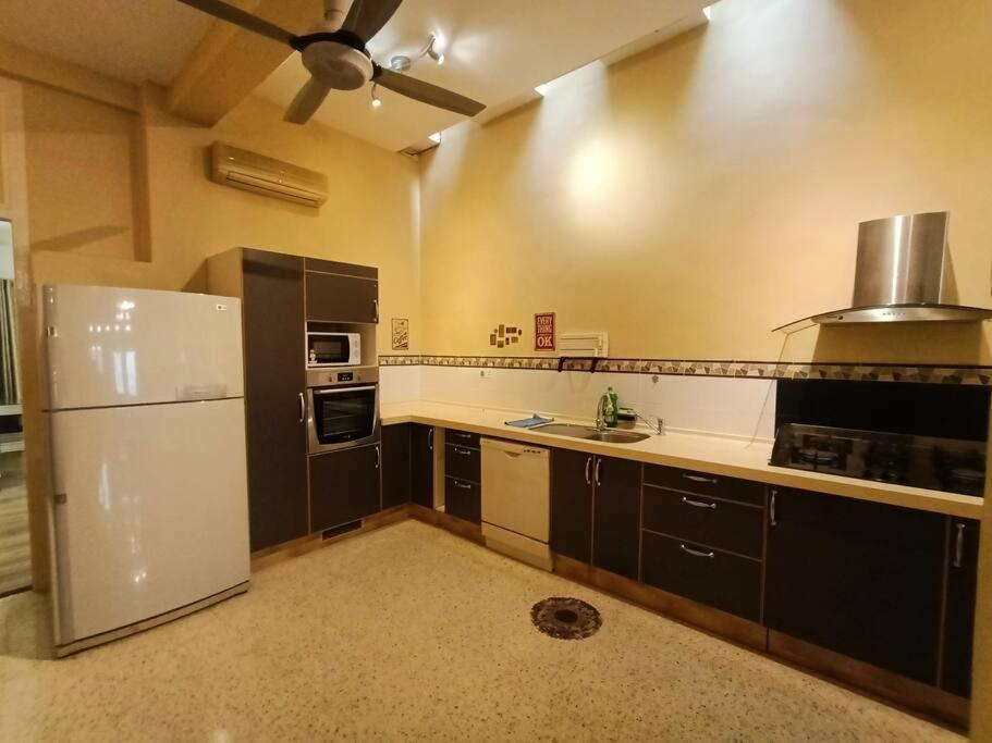 Holiday home Cheerful 6br Town House @ Geortown For 5-14pax By Cohans *