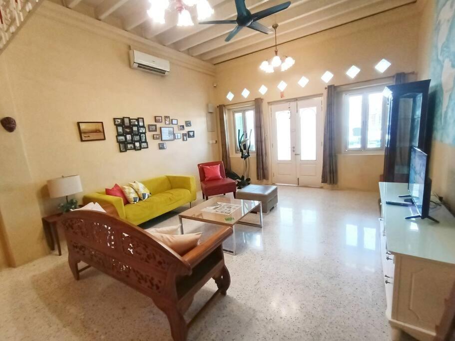 Holiday home Cheerful 6br Town House @ Geortown For 5-14pax By Cohans George Town