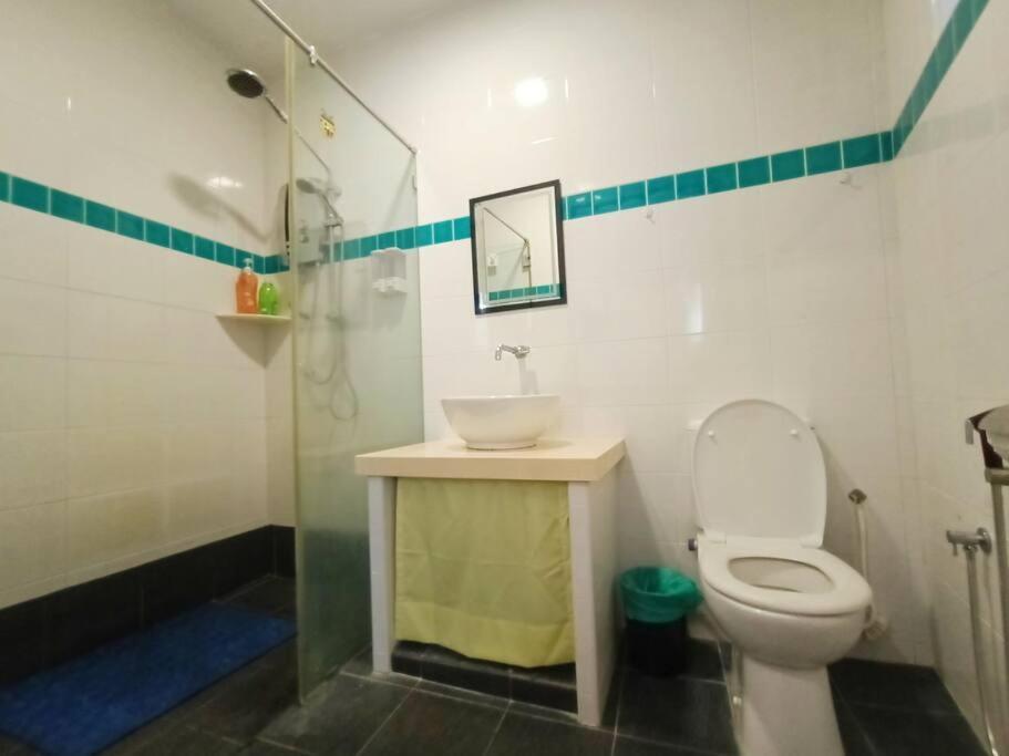Cheerful 6br Town House @ Geortown For 5-14pax By Cohans George Town
